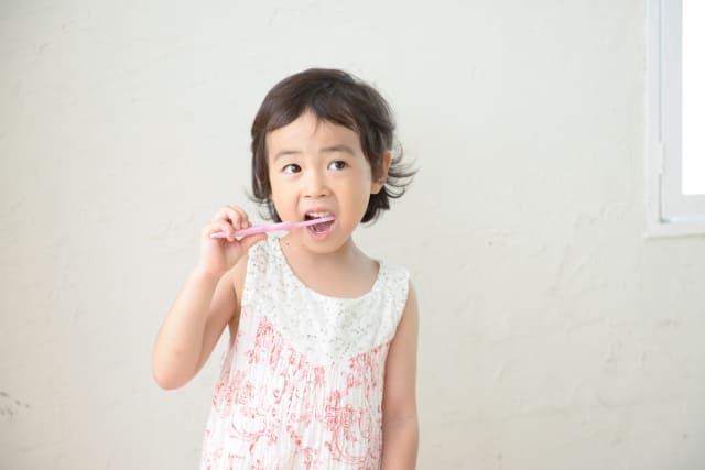 歯磨きをする女の子