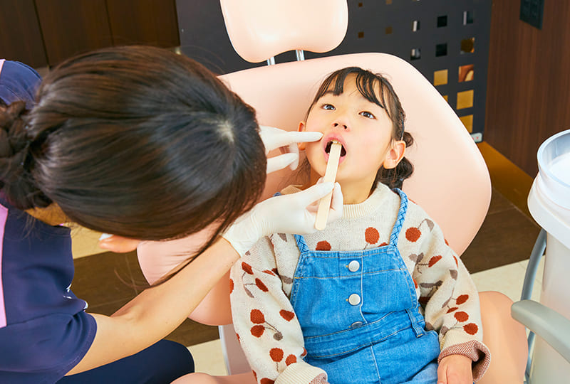 舌の正しい位置を指導する歯科衛生士