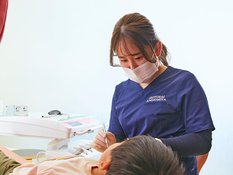 男の子の虫歯治療を行う女性歯科医師