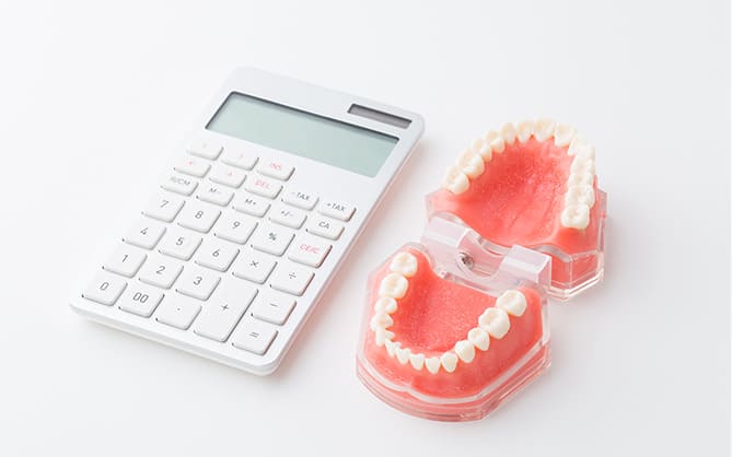 歯科の模型と電卓